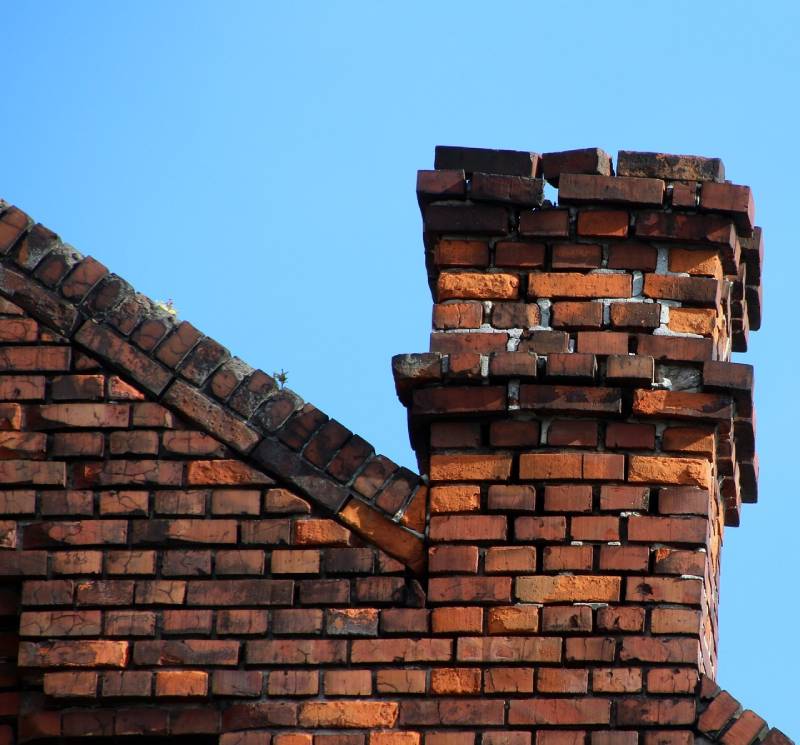 Signs Your Boca Raton Home Needs a Chimney Inspection Damaged chimney on an Boca Raton home showing cracks and missing mortar